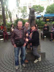 il maestro Giogio Rizzi con Riccardo Zamperlin e Paola Bertolini presso la statua di Hachiko a Tokyo